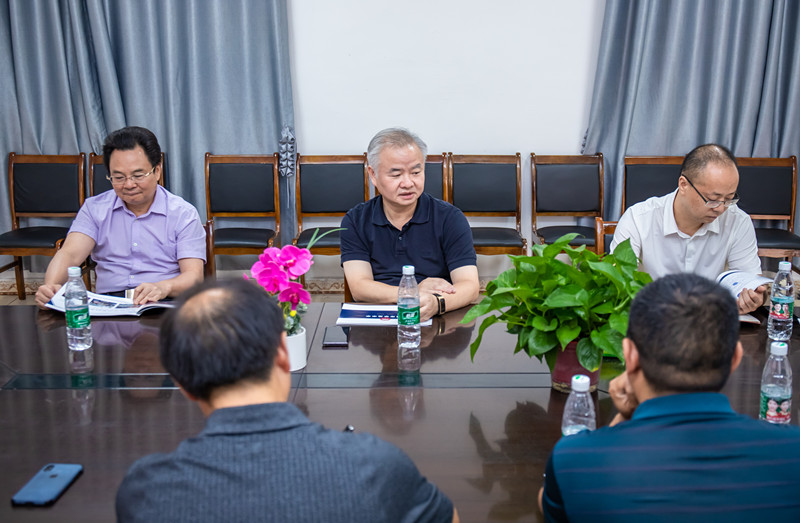 鯤鵬展翅同風(fēng)起，扶搖直上九萬(wàn)里--記邵陽(yáng)市副市長(cháng)蔣偉到華龍中學(xué)視察