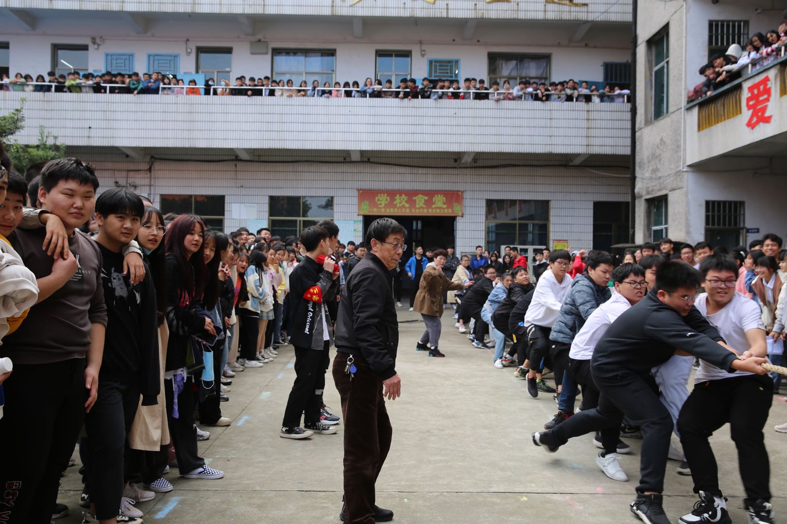 邵陽(yáng)市華龍中學(xué),邵陽(yáng)中學(xué)教育,高中教育,師資雄厚,名優(yōu)教師